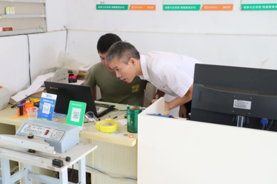 江華瑤族自治縣商務局程達明局長實地考察鎮、村級電商服務站點建設情況